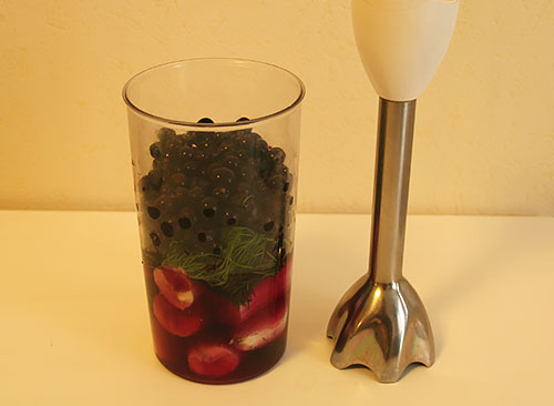 вкусный домашний фруктовый коктейль в блендере